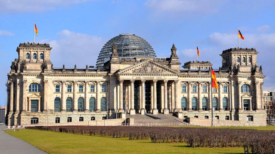 das Reichtsagsgebäude in Berlin, davor grüne Wiese