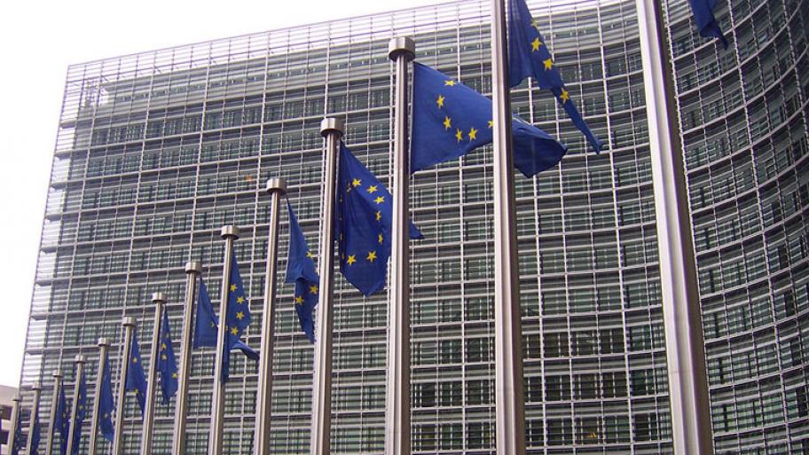  EU-Flaggen vor dem Berlaymont-Gebäude, Sitz der Europäischen Kommission © Amio Cajander, wikimedia, CC BY-SA 2.0