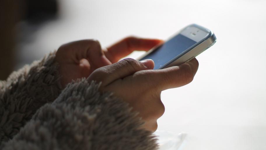 Person tippt auf einem iPhone