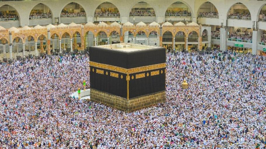die Kaaba in Mekka umgeben von unzähligen gläubigen Muslima und Muslimen 