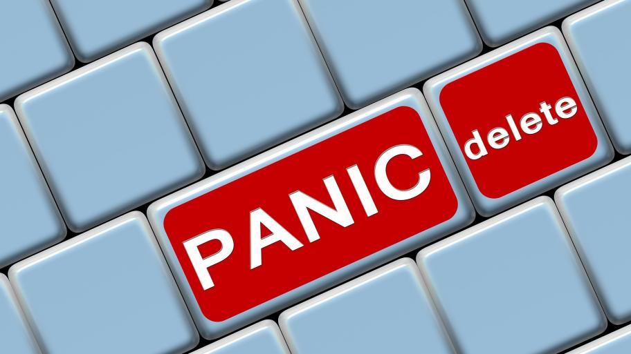 Tastatur mit Tasten "Panic" und "delete"