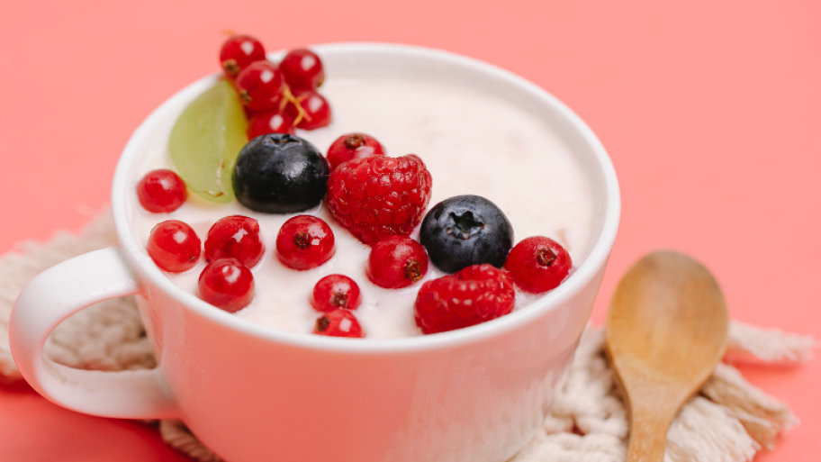 Beeren und Joghurt