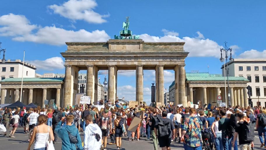 das Brandenburger Tor in Berlin und Demonstrierende davor