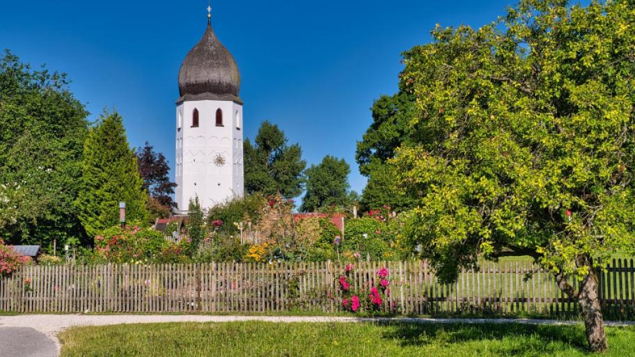 Klostergarten mit weißem Zwiebelturm