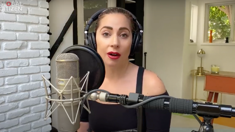 Sängerin Lady Gaga am Mikrofon
