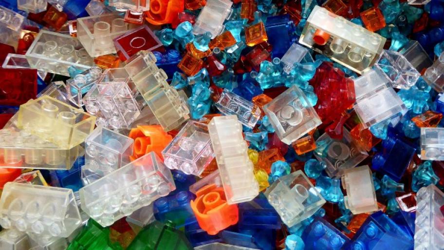 Bunte Legosteine aus Plastikauf einem Haufen