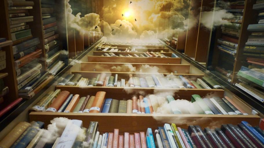 eine Bibliothek, rundherum sehr hohe Bücherregale voll mit Büchern, oben drüber Himmel mit Sonnenschein sichtbar, zwischen den Regalen Wolken