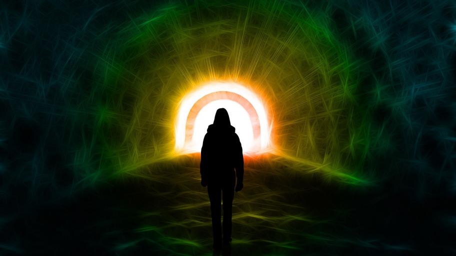 Mensch steht vor hellem Bogen, der leuchtet