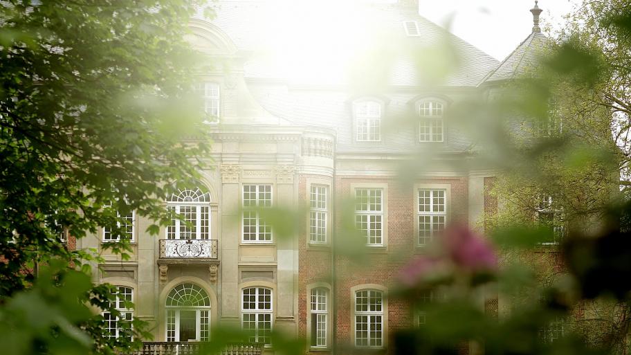 Internat zwischen Bäumen 