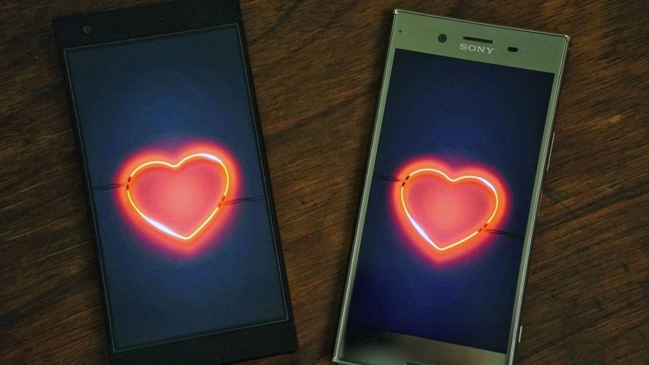 Zwei Handys, auf den Bildschirmen sind Herzen zu sehen 