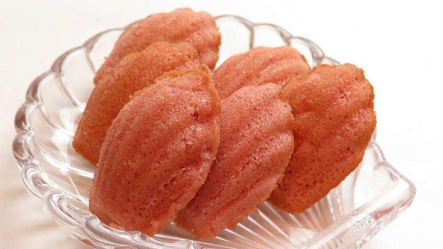 Madeleines in einer Glasschale in Muschelform 