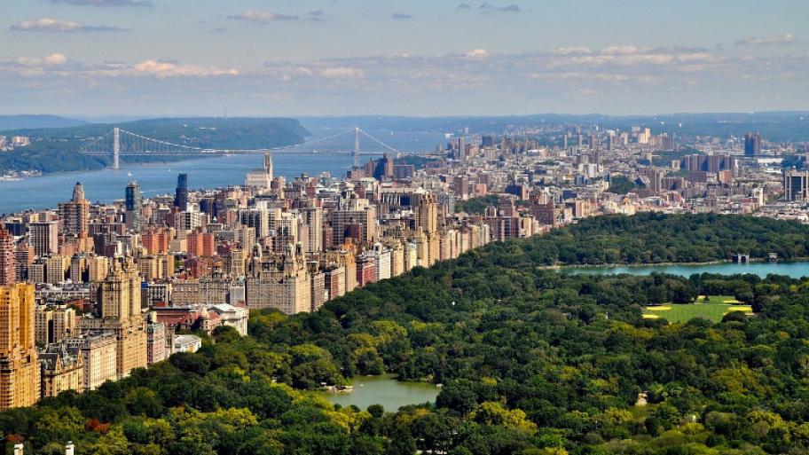 Blick auf die Stadt New York. In der rechten unteren Ecke liegt der Central Park. Oben links liegt der East River.