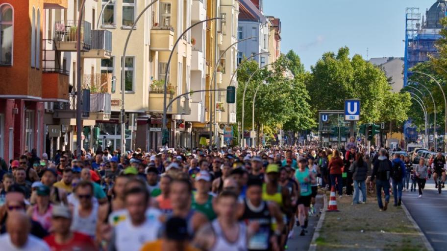 Rennende Gruppe bei Marathon in Berlin