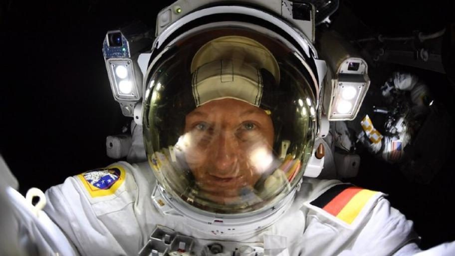Portraitfoto von Matthias Maurer in Weltraumanzug und Helm