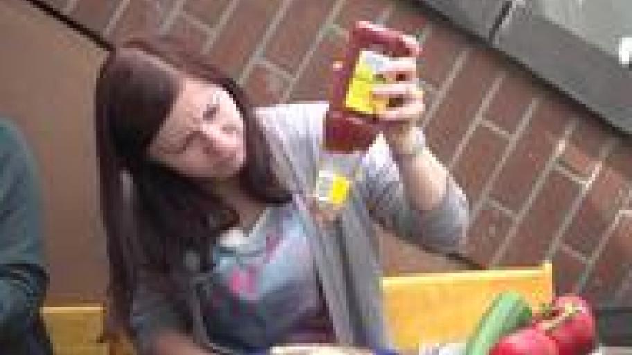 Wieso kommt Ketchup immer mit einem Schwall aus der Flasche?