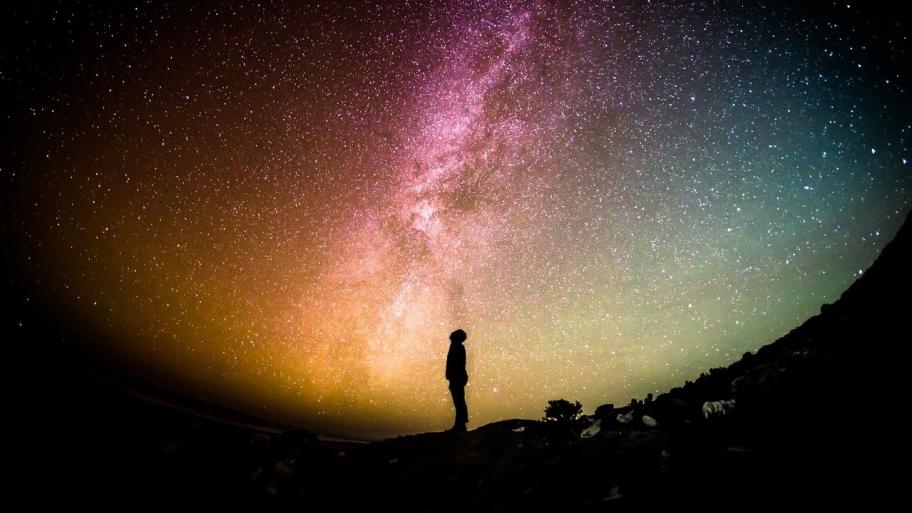 Person vor Galaxie