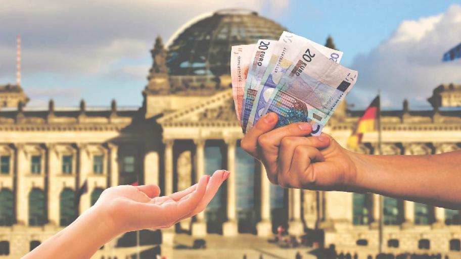 Geldübergabe vor dem deutschen Bundestag