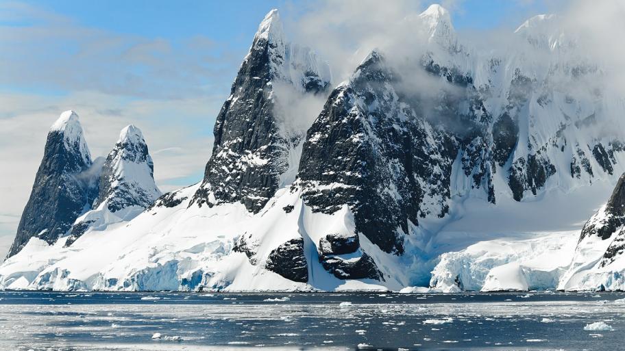Eisbedeckte Gletscher in der Antarktis. 