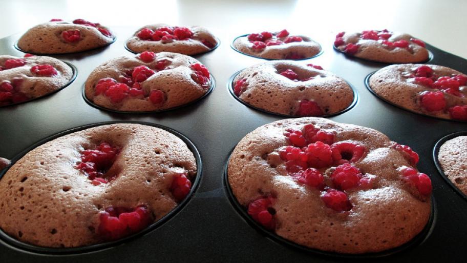 Muffins mit Himbeeren gebacken in Muffinblech 