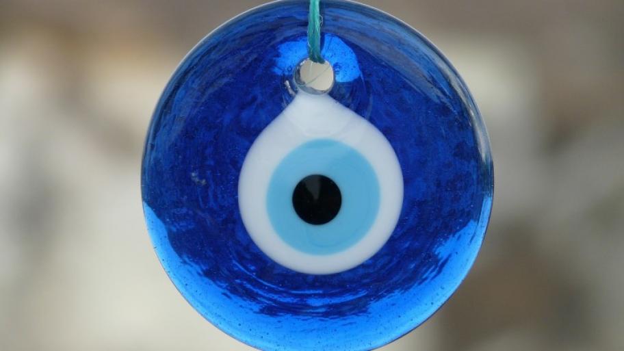 rundes Nazar-Amulett an einer Schnur aufgehängt in Form eines blauen Auges