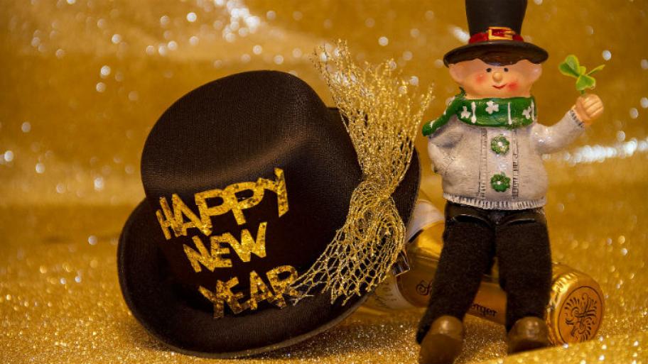 Happy New Year Hut und Glücksmännchen.