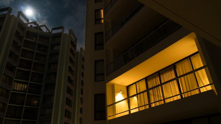 Beleuchtetes Zimmer bei Nacht