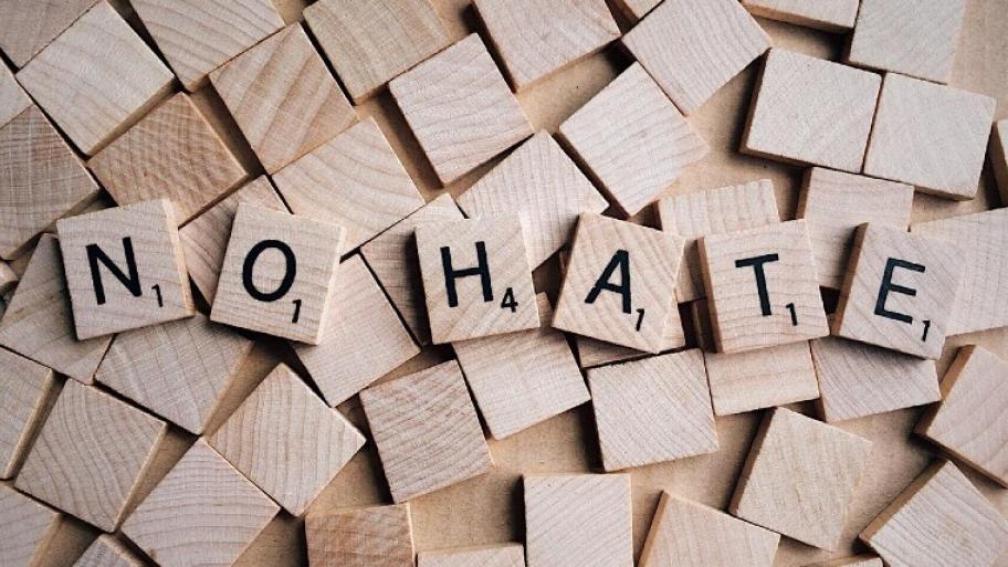 Holzbuchstaben mit den Wörtern No Hate