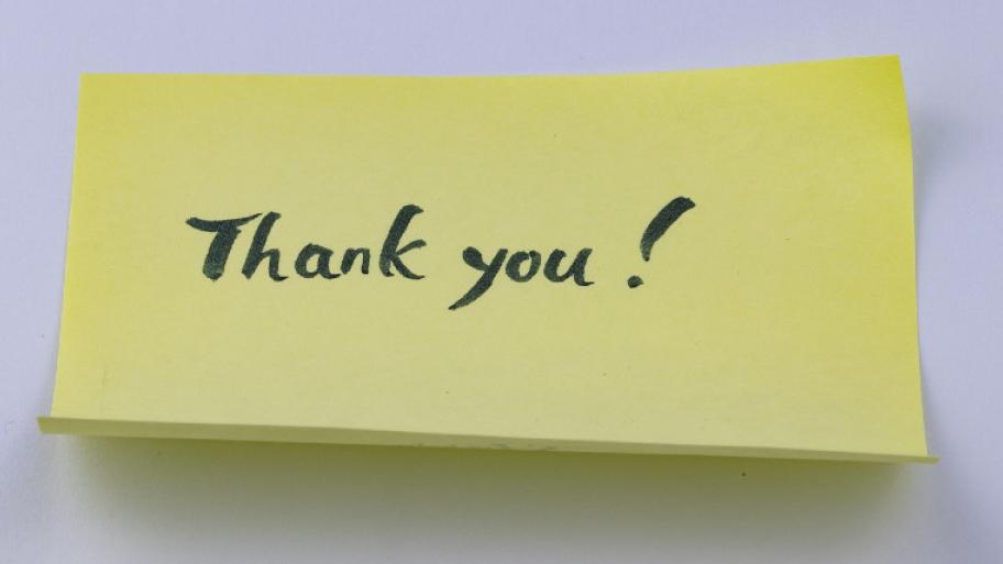 Ein Post-it mit der Aufschrift "Thank you"