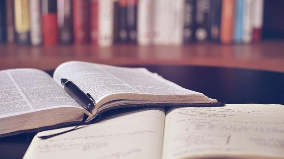 Bücher und Stift