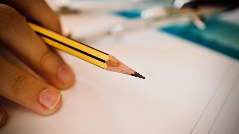 Bleistift in der Hand eines Kindes