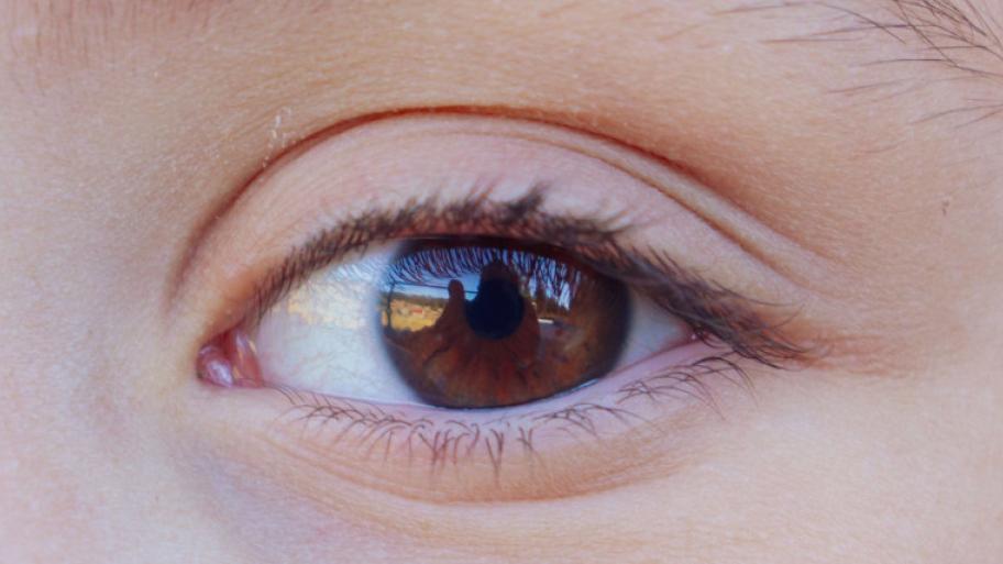 Auge mit brauner Iris, Kind