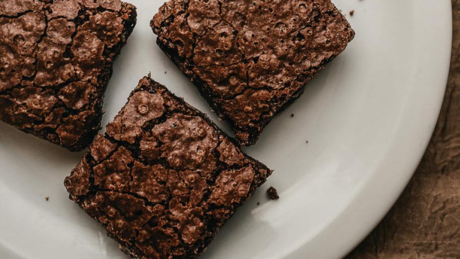 Schokobrownies, viereckig, auf einem weißen Porzellanteller