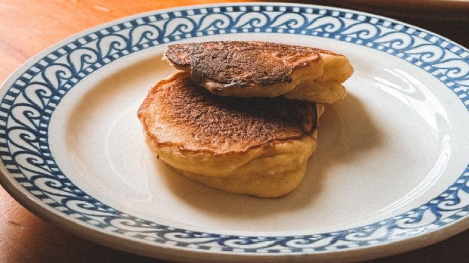 Pancakes auf Teller mit blau gemustertem Rand