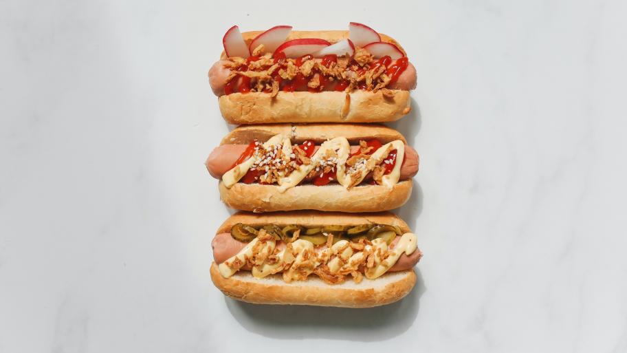 Drei unterschiedlich belegte Hot Dogs