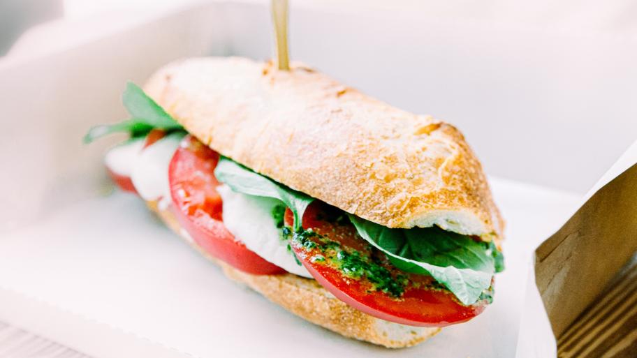 Baguette belegt mit Tomate und Mozzarella
