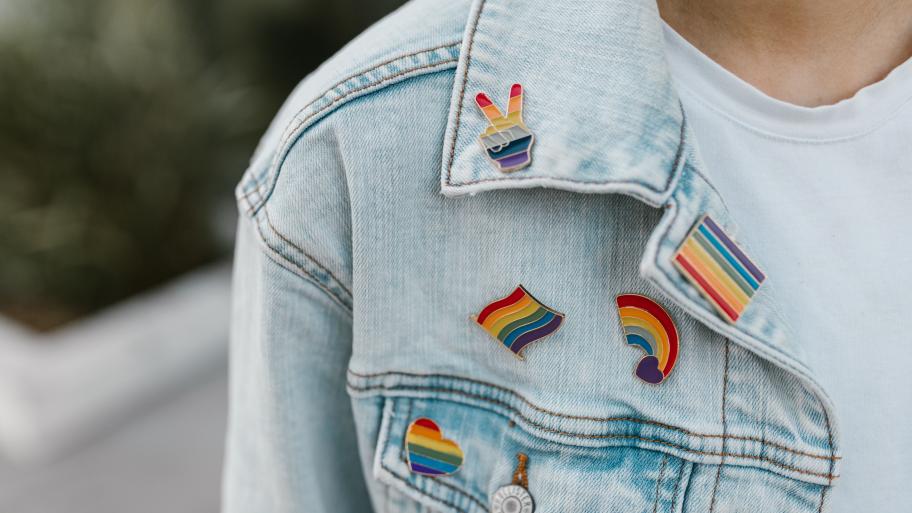 Jeansjacke mit Regenbogen Buttons