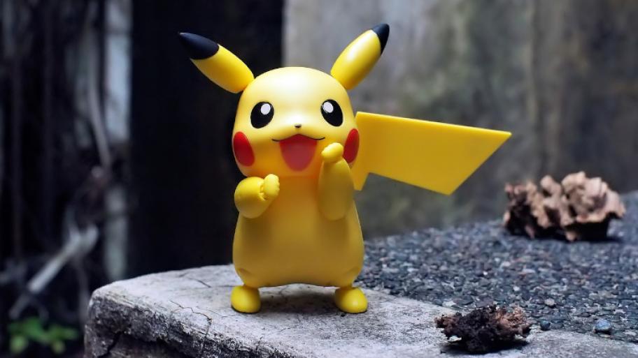 Pikachu Spielfigur, gelber Hamster mit langen, spitzen Ohren, roten Kreisen auf den Wangen und Blitzschwanz