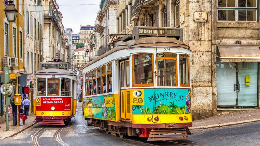Bunte Straßenbahnen in Lissabon 