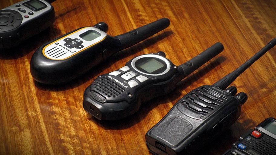 Walkie Talkies auf Tisch 