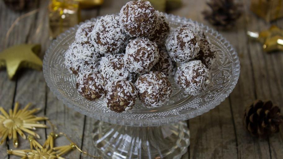Energy Balls auf einer Platte serviert 