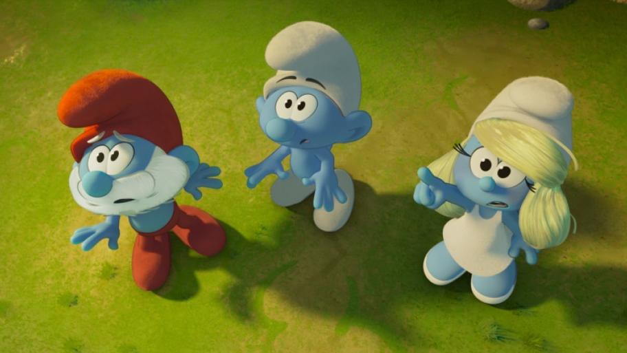 Papa Schlumpf, No-Name und Schlumpfine stehen nebeneinander. Sie schauen verängstigt nach oben.