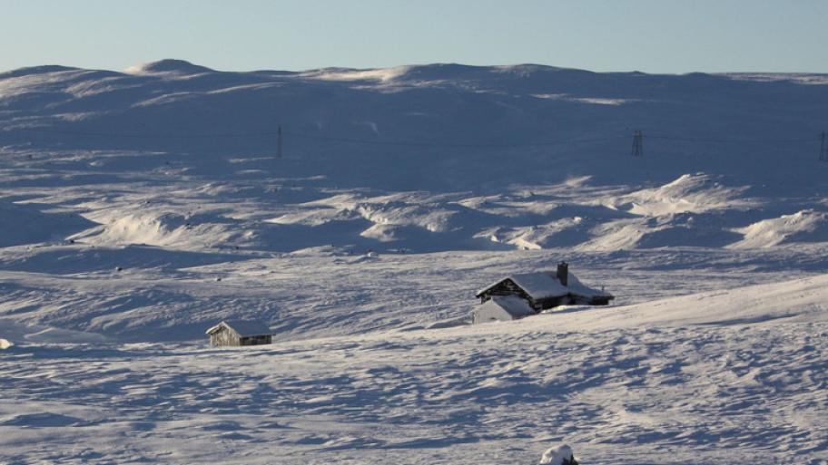 Hütte im Schnee in der Ferne; Schneelandschaft