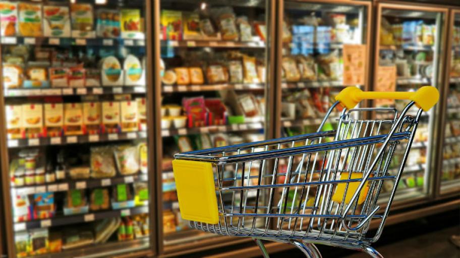 Einkauswagen vor Supermarktregal