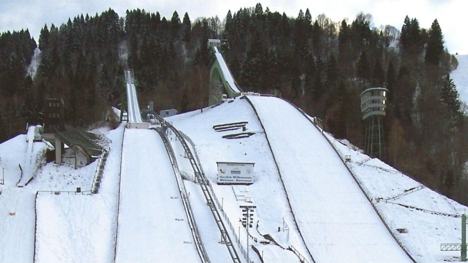 Eine Skischanze, die von Schnee bedeckt ist.