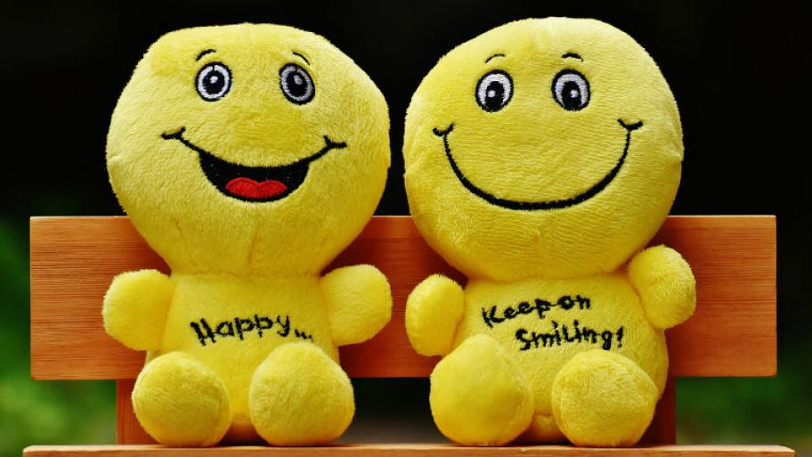 Zwei Smileys sitzen gemeinsam auf der Bank