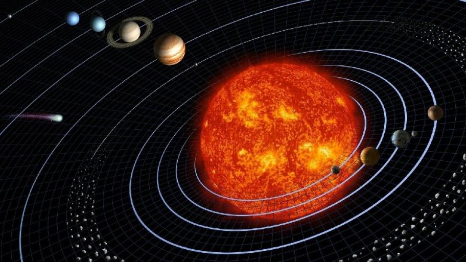 das Sonnensystem: die Sonne als orangener Feuerball im Zentrum, drumherum die Planeten in entsprechender Reihenfolge auf ihren Umlaufbahnen, im Hintergrund Sterne und Schwarz