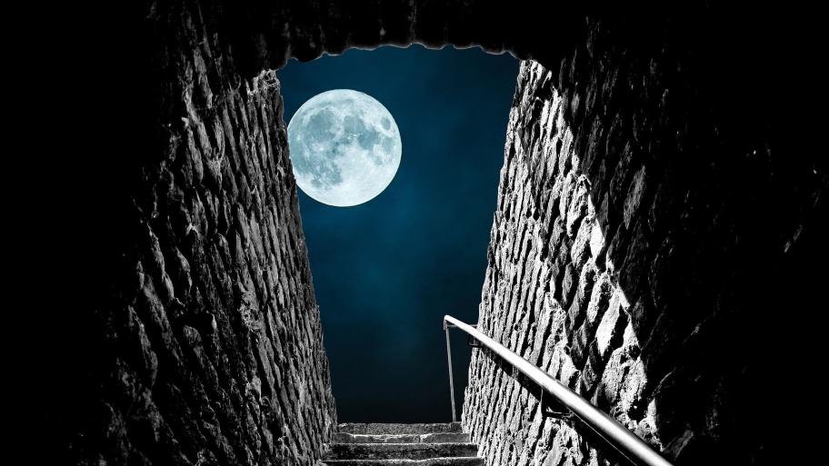 Treppenaufstieg bei Mondschein 