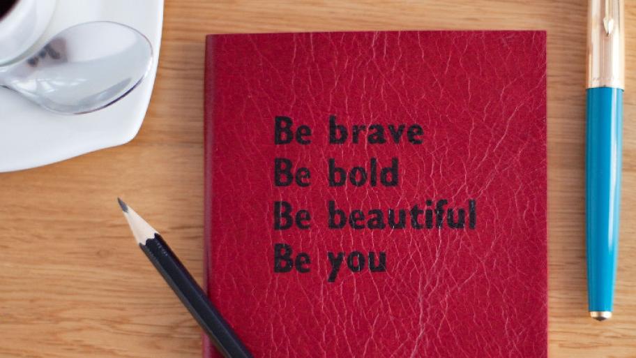 rotes Tagebuch mit Bleistift