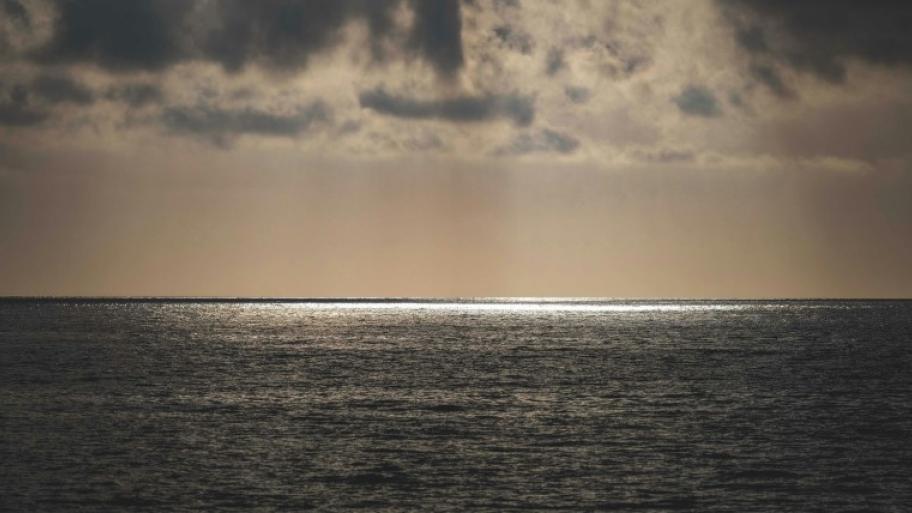 Ein Meer mit grauen Wolken.
