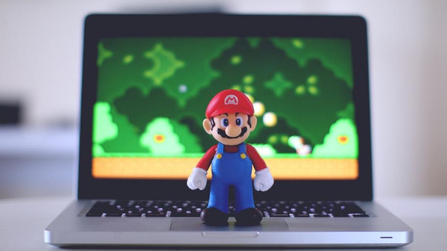 Eine Super Mario Figur steht auf einem Laptop